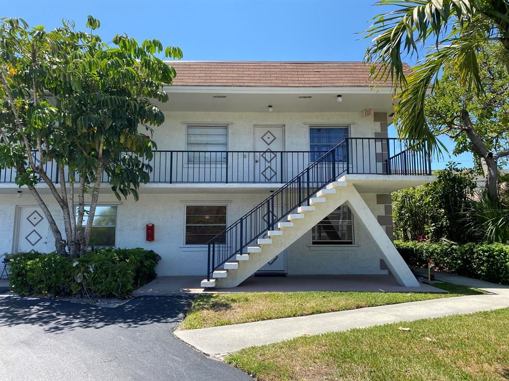 Photo of 227 Castlewood Drive Dr #107, North Palm Beach, FL 33408 (MLS # R10711091)