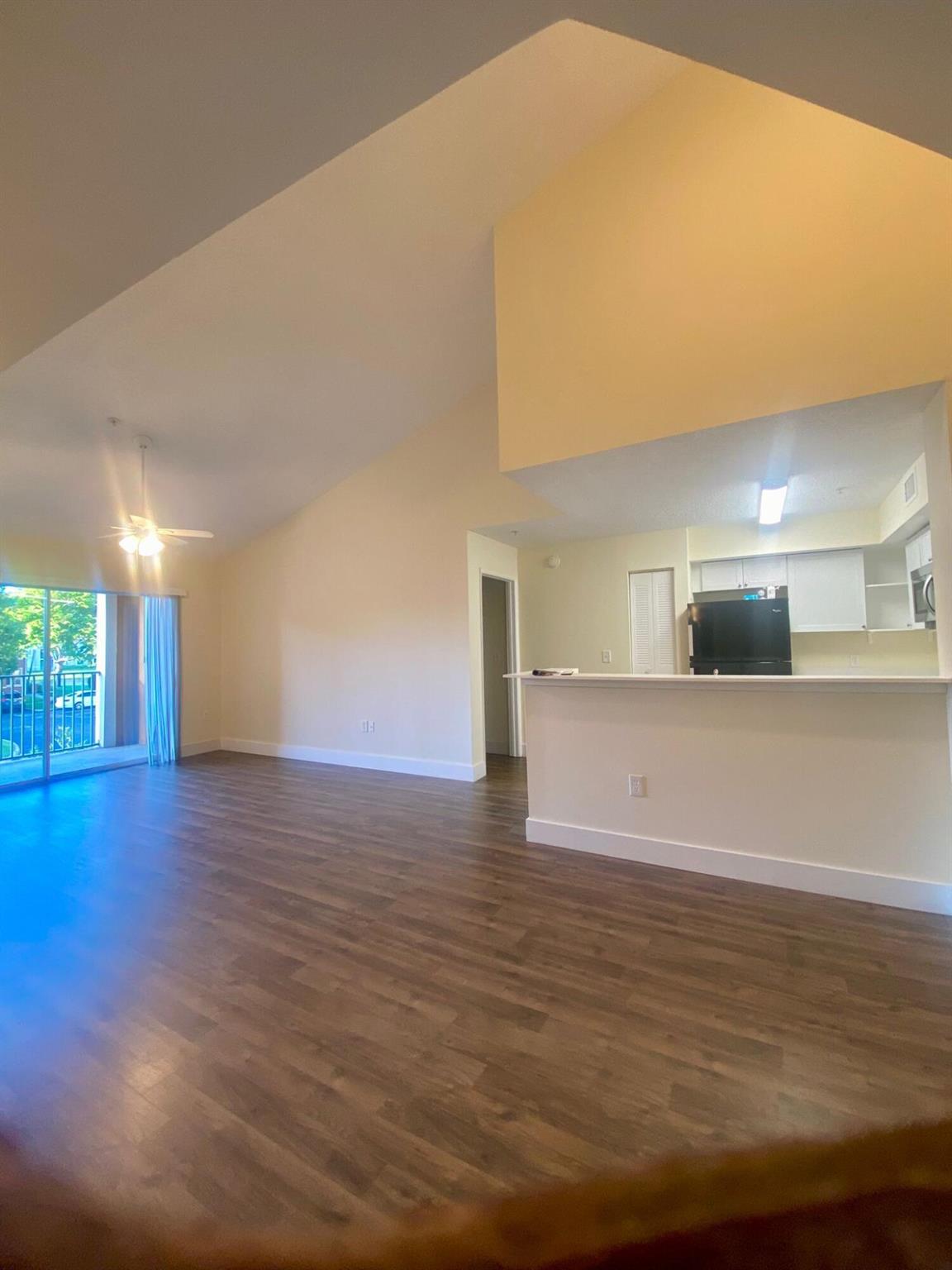 It's the perfect blend of comfort, convenience, and community in this ideally located apartment. Enjoy a wide range of recreational options in the clubhouse, including tennis courts, volleyball, a relaxing jacuzzi, swimming pool, and a spacious park. It's an ideal setting to raise a family, situated near top-rated schools and everything you need for a vibrant lifestyle.