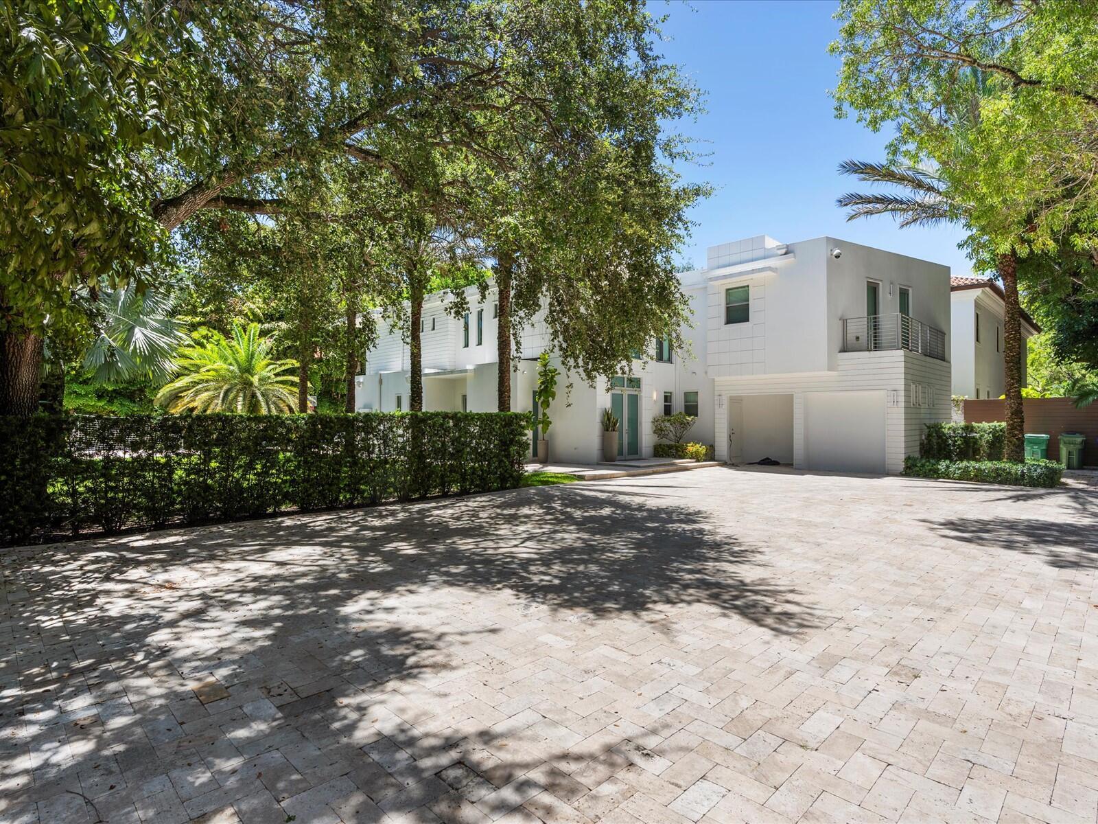 View photos, virtual tours, details... 3917 SW 42nd Avenue