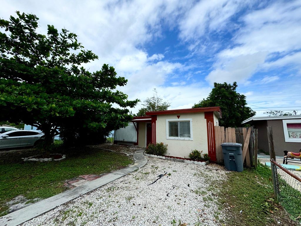 Photo of 1207 Alto Road, Lake Worth, FL 33462 (MLS # R11027914)