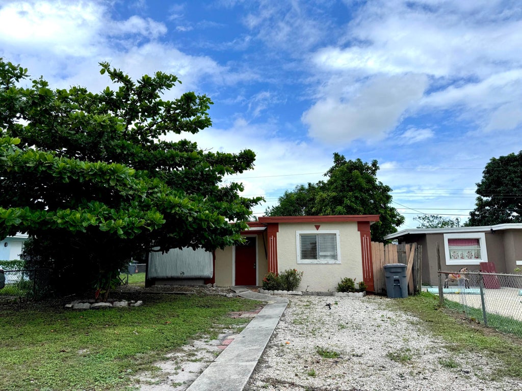 Photo of 1207 Alto Road, Lake Worth, FL 33462 (MLS # R11027914)