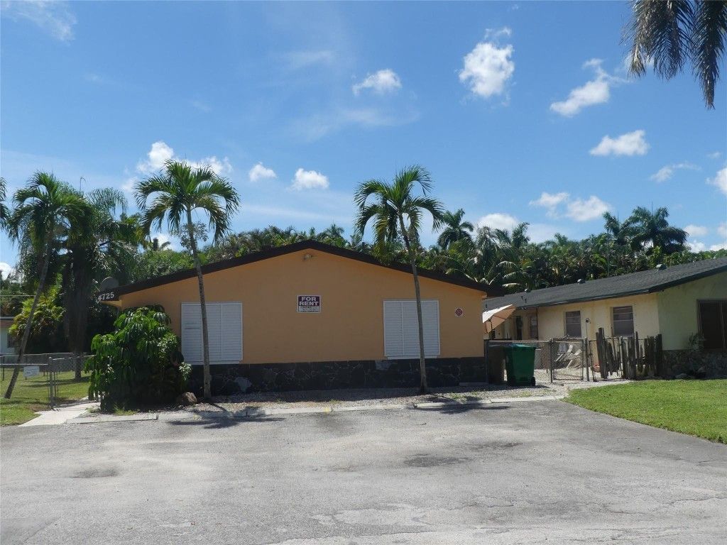 Photo of 4725 SW 65th Avenue, Davie, FL 33314 (MLS # F10533041)