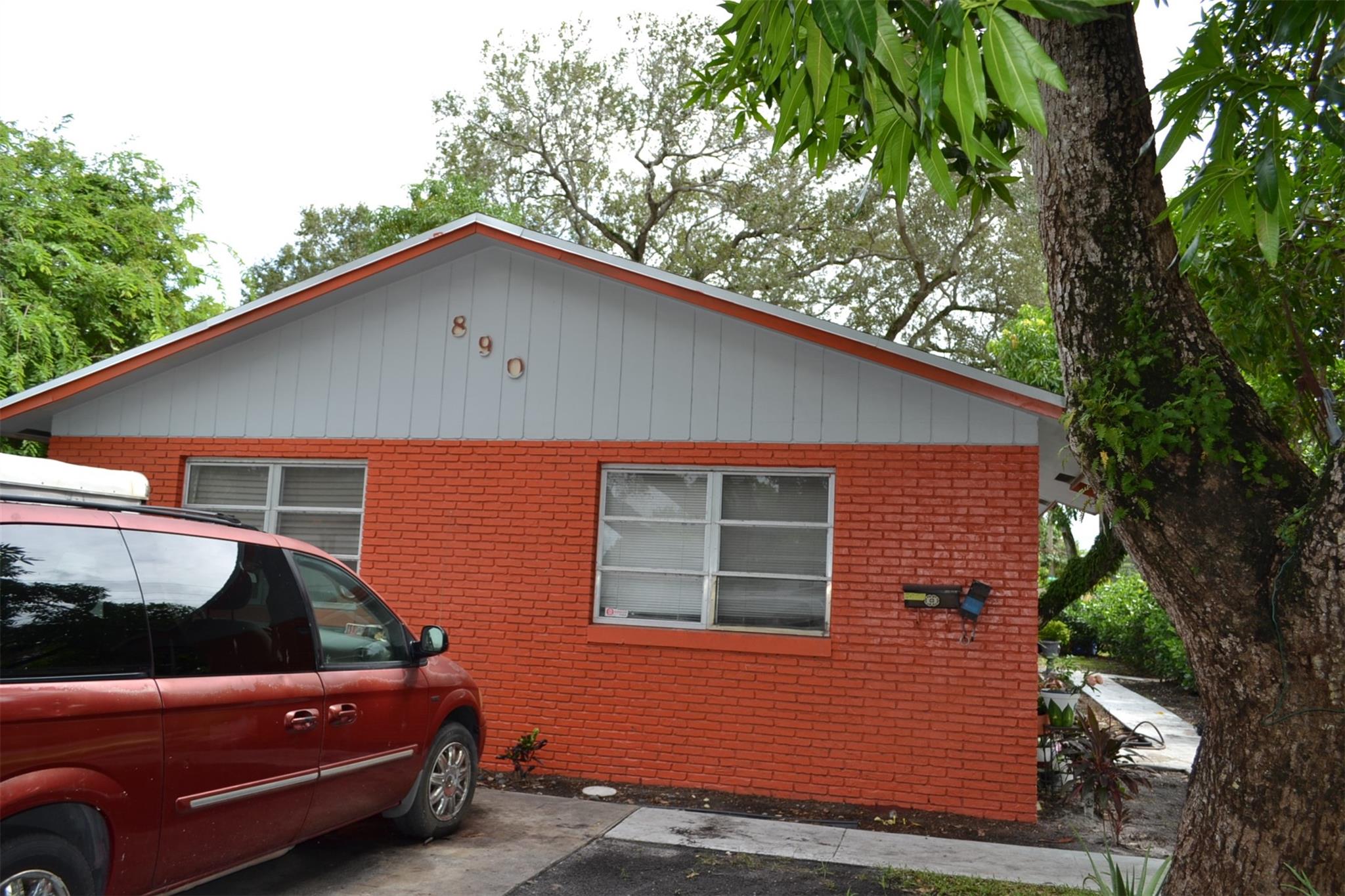 890 SW 28th St