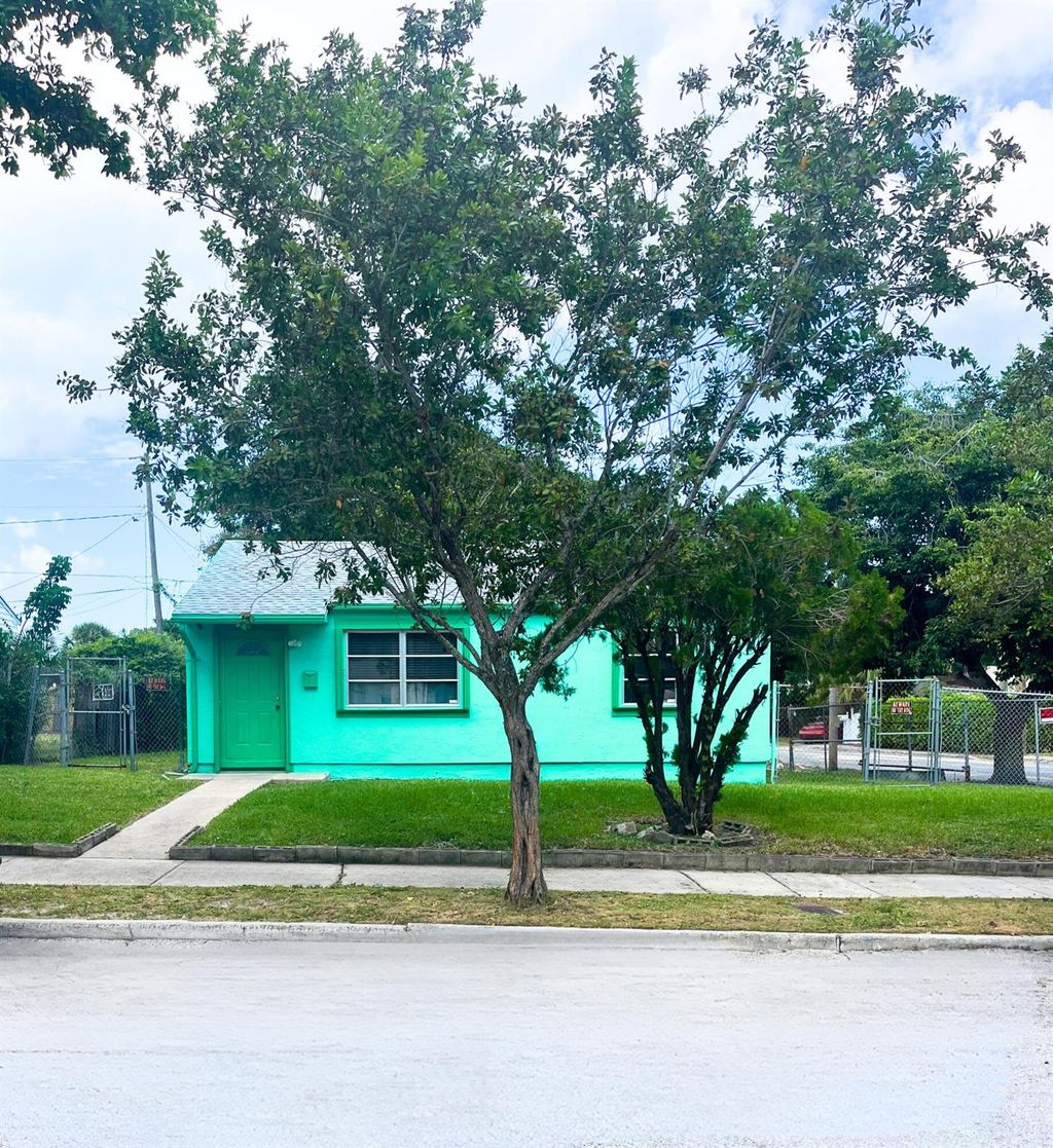 Photo of 801 30th Court, West Palm Beach, FL 33407 (MLS # R10932873)