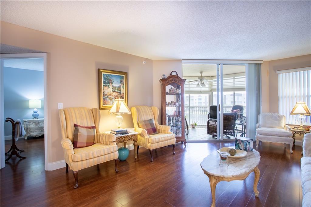 KINGS POINTE - Residential