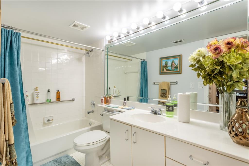KINGS POINTE - Residential