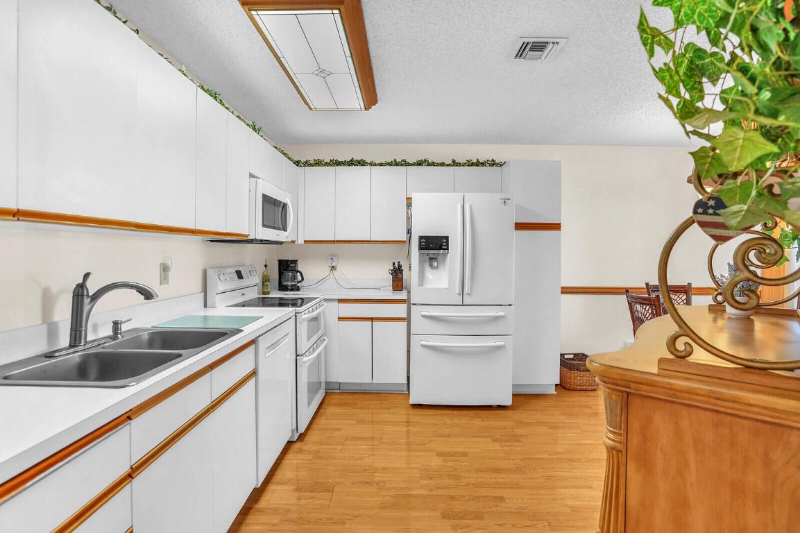 View photos, virtual tours, details... 117 Sunshine Boulevard