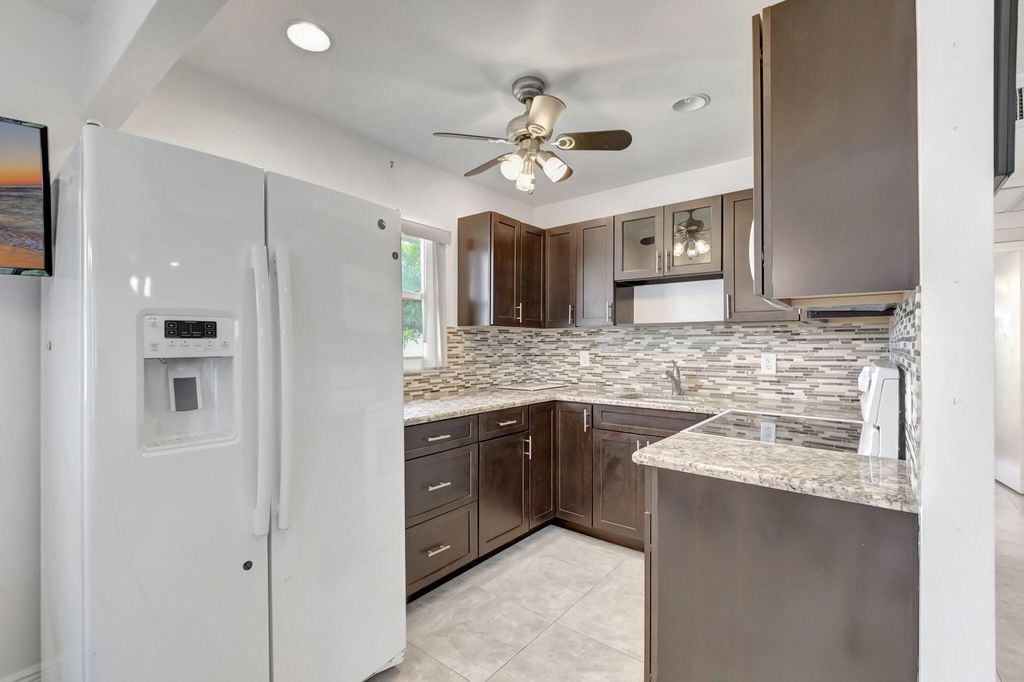 Photo of 37 Waterford B, Delray Beach, FL 33446 (MLS # R11011430)