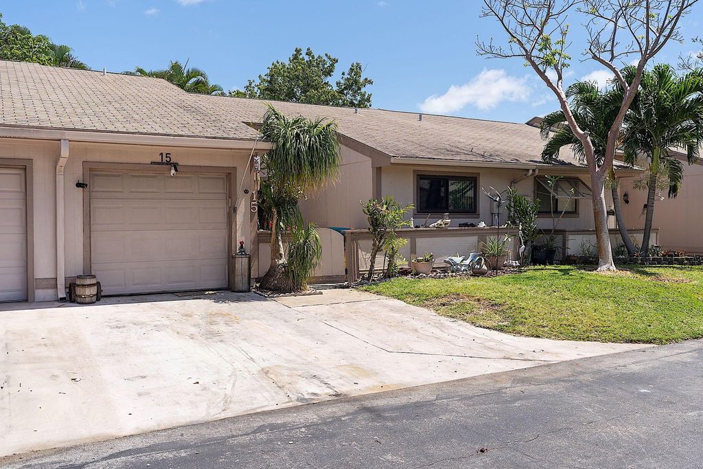Photo of 15 Flint Way, Boynton Beach, FL 33426 (MLS # R10982528)
