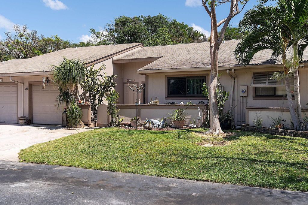 Photo of 15 Flint Way, Boynton Beach, FL 33426 (MLS # R10982528)