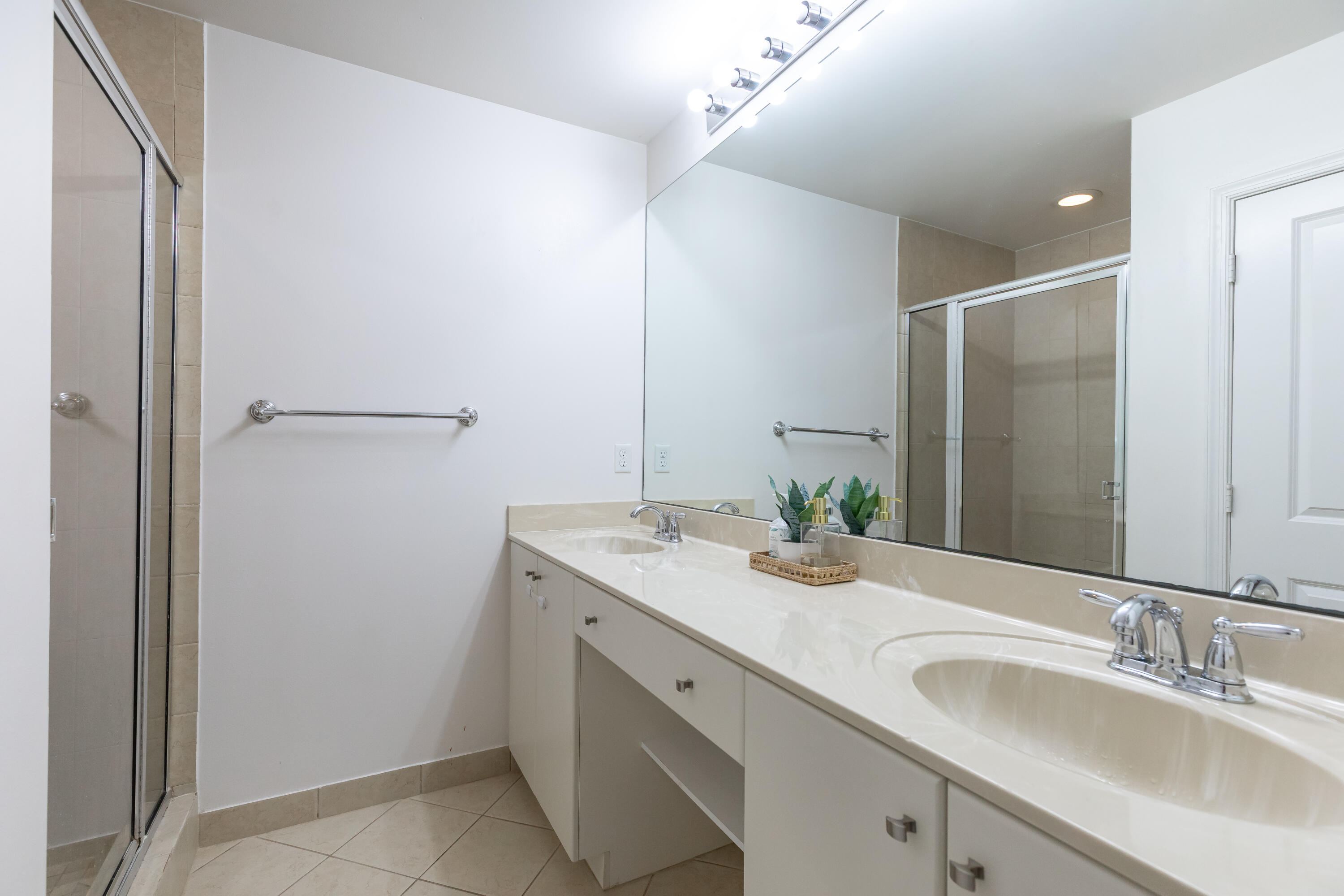 SAWGRASS LAKES - Residential