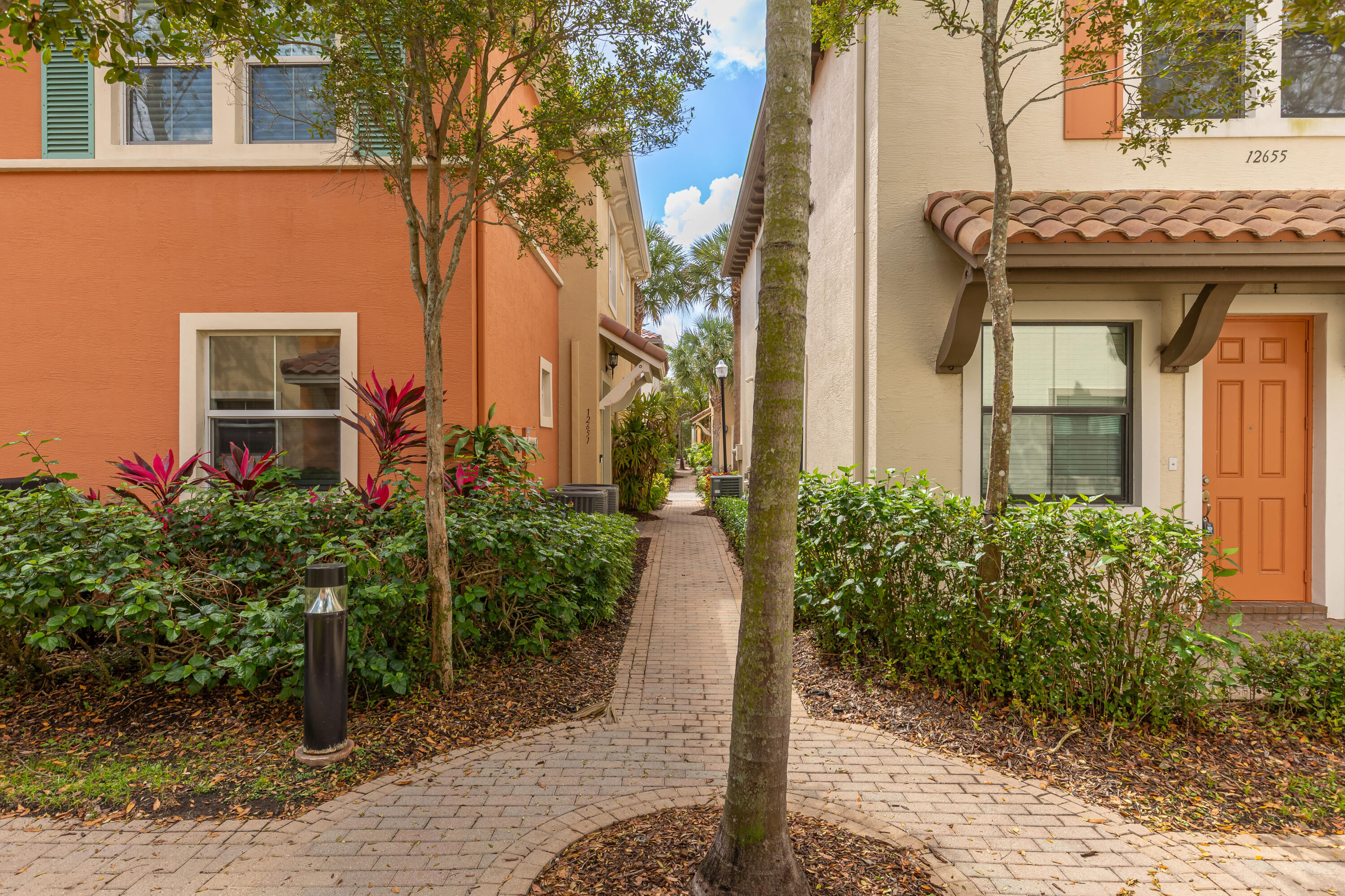 SAWGRASS LAKES - Residential