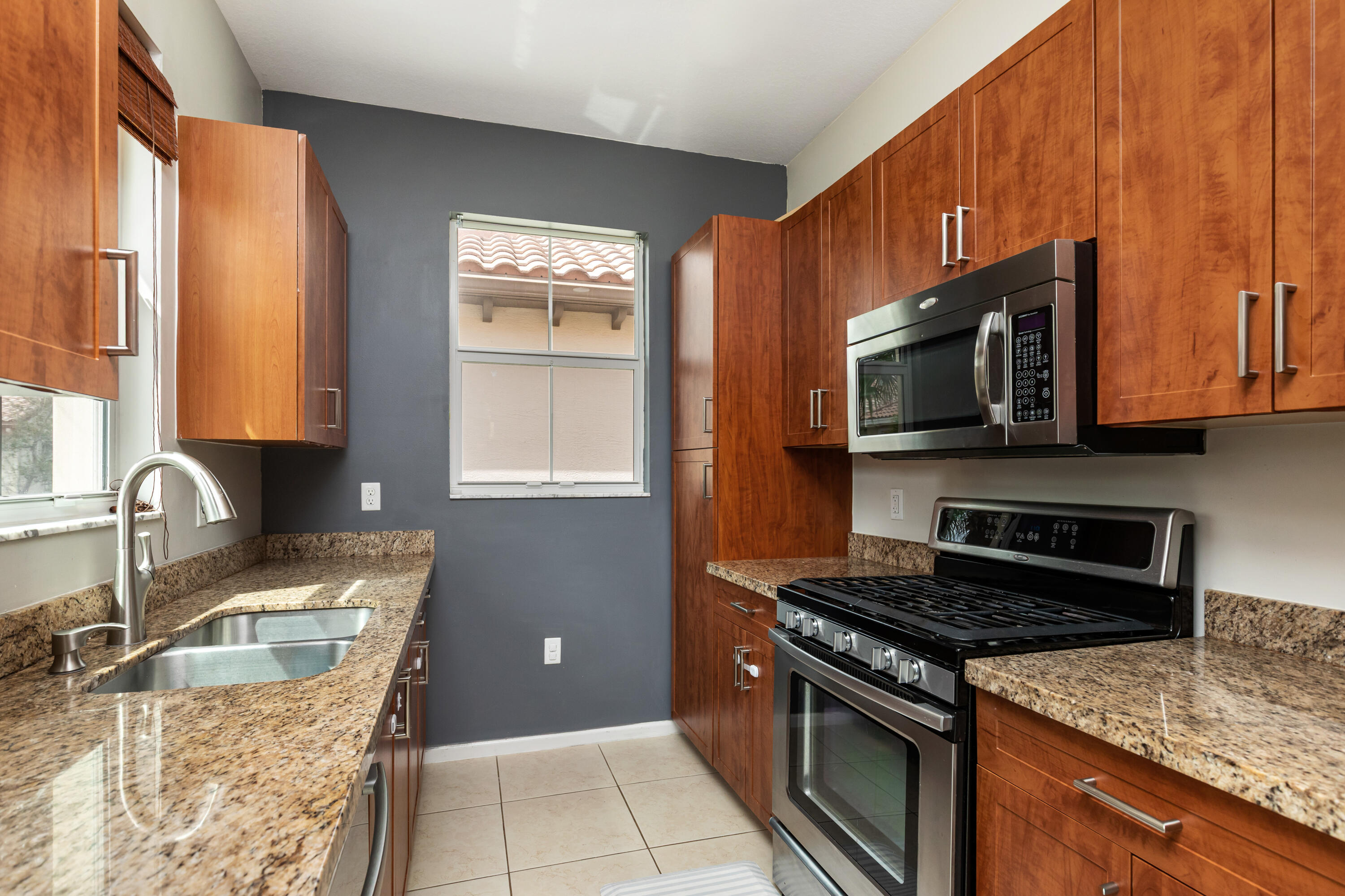 SAWGRASS LAKES - Residential