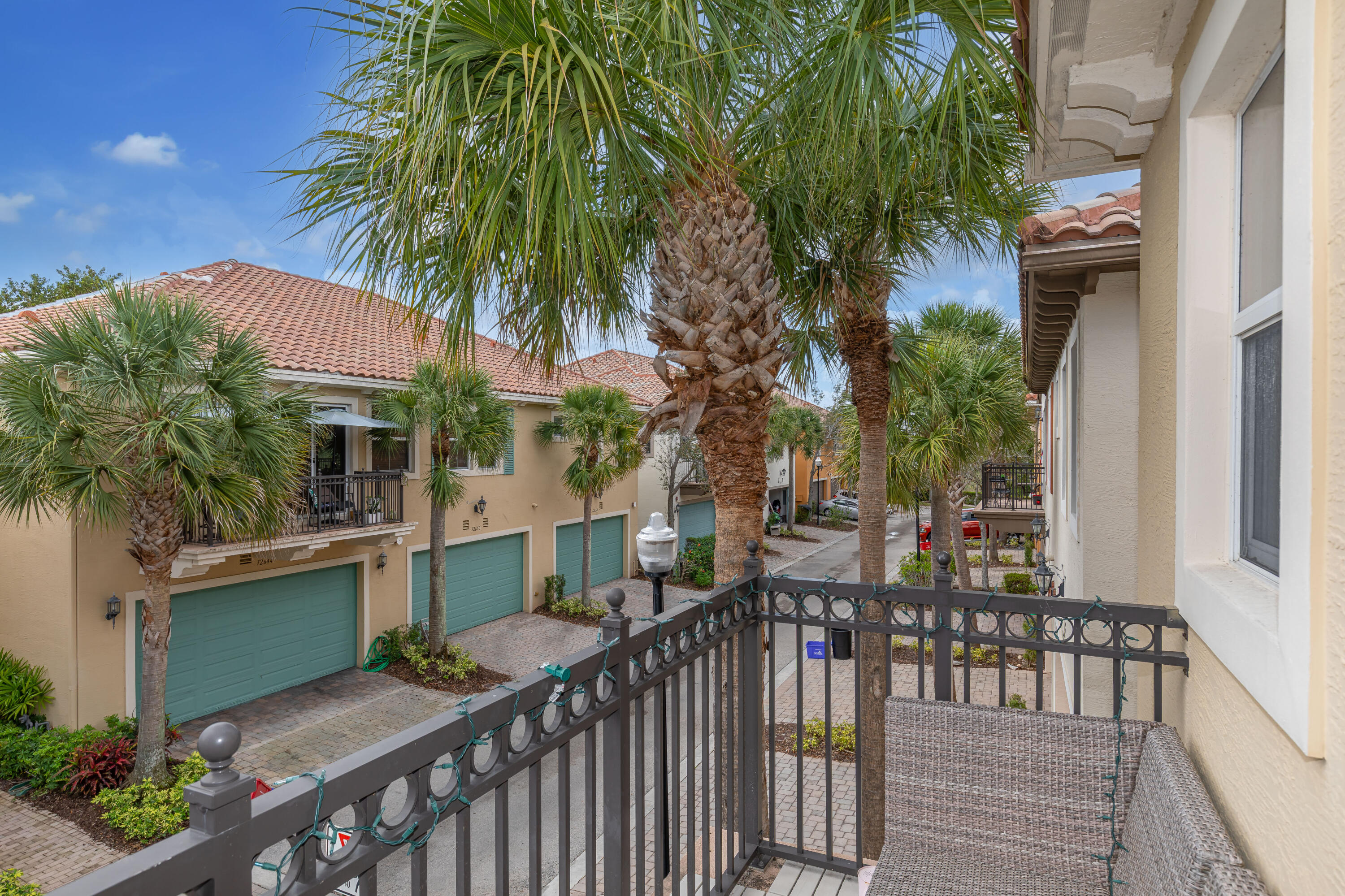 SAWGRASS LAKES - Residential