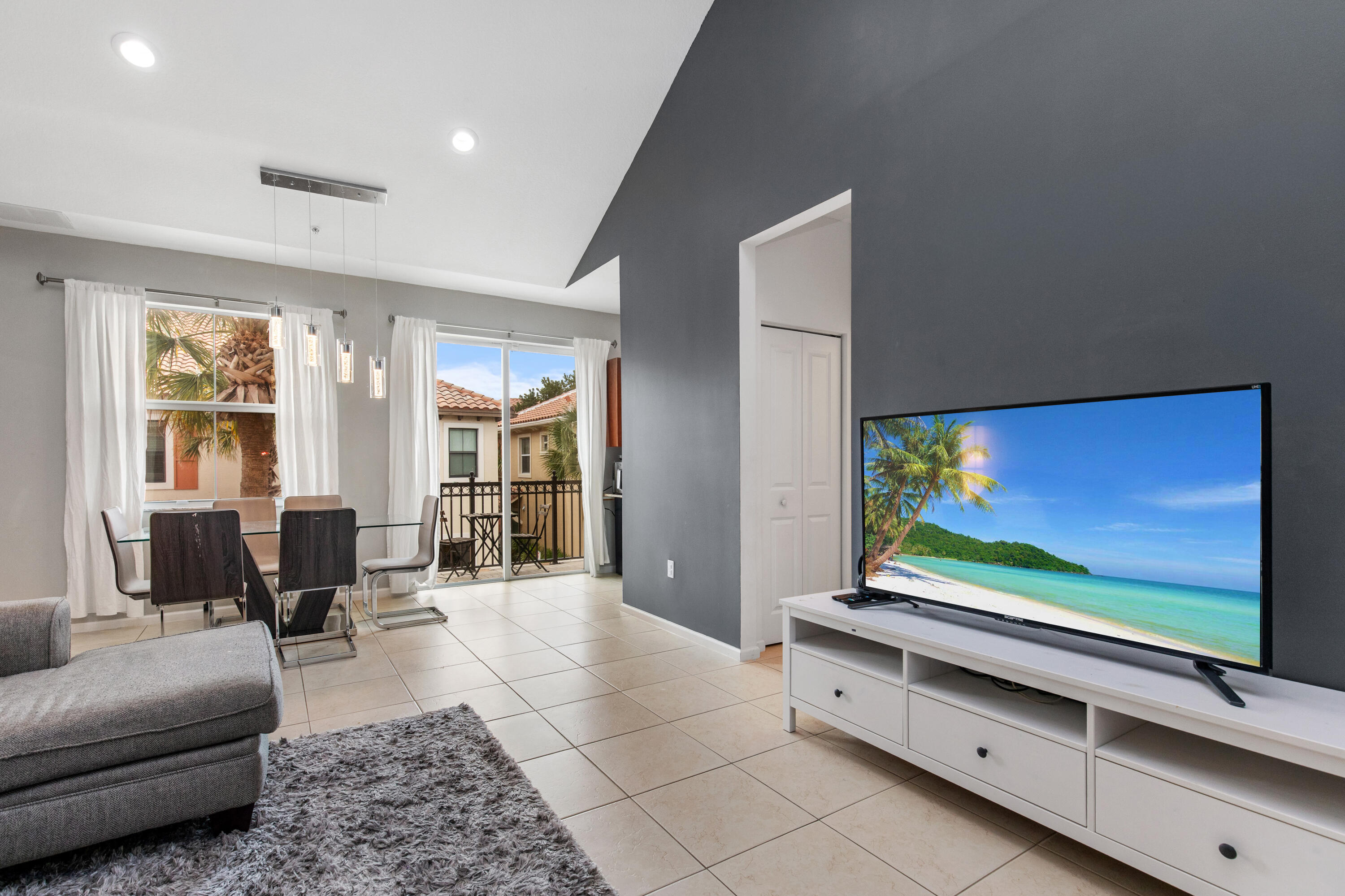 SAWGRASS LAKES - Residential