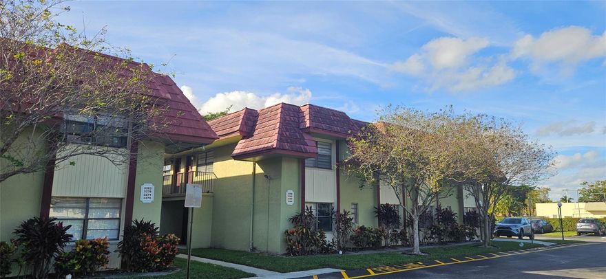 WHAT A BEAUTY!!! NEWER KITCHEN WITH GRANITE COUNTERTOPS , 42" UPPER CABINETS AND STAINLESS STEEL APPLIANCES,  NEWER LAMINATED FLOORS, JUST PAINTED, WATER FRONT VIEW, WASHER AND DRYER IN UNIT, UPADATED BATHROOM CABINETS  , GREAT LOCATION,  GOOD SCHOOLS.  ASSOCIATION REQUIRES 650 MINIMUM CREDIT SCORE . EASY TO SHOW!!