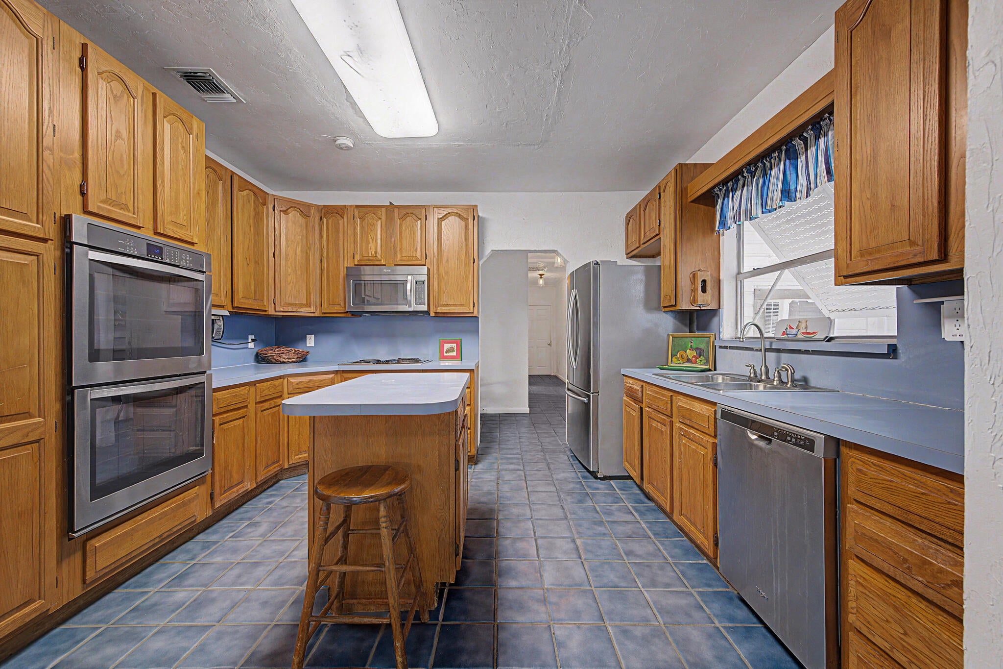 37 E CORKSCREW Boulevard