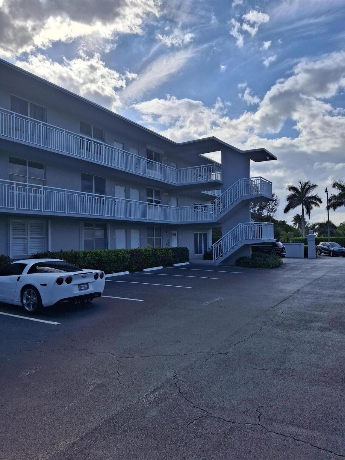 PALM BEACH WHITEHOUSE - Residential Lease