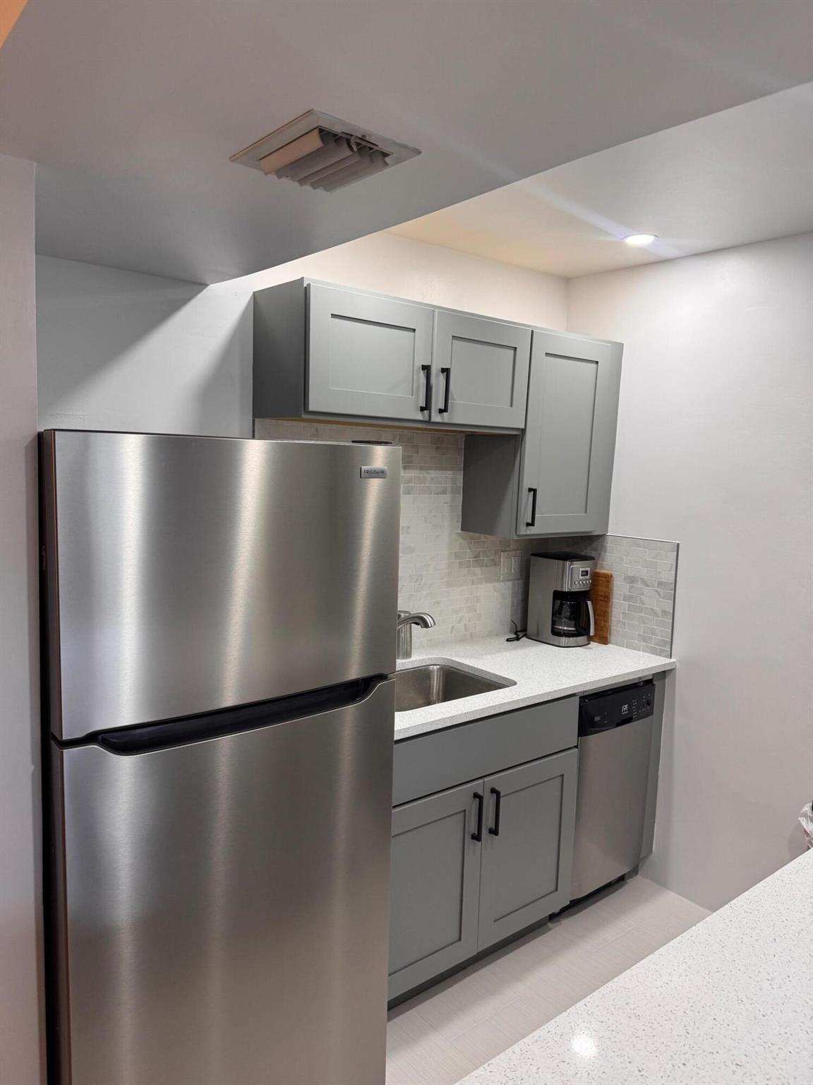 PALM BEACH WHITEHOUSE - Residential Lease