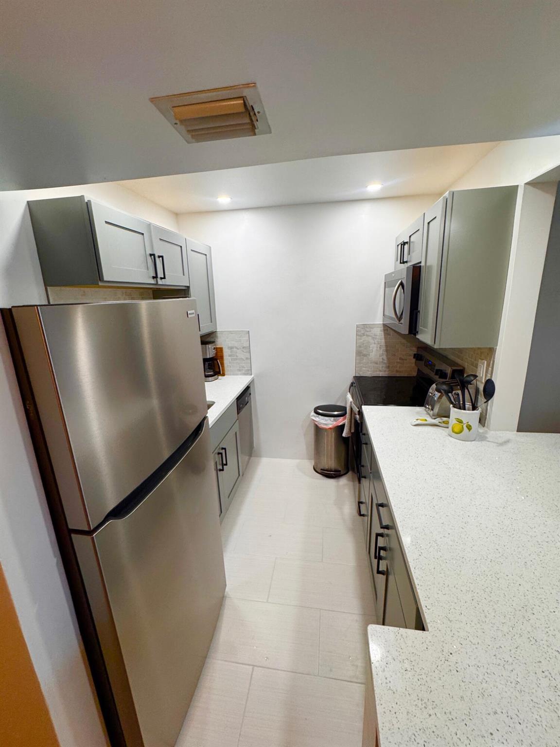 PALM BEACH WHITEHOUSE - Residential Lease