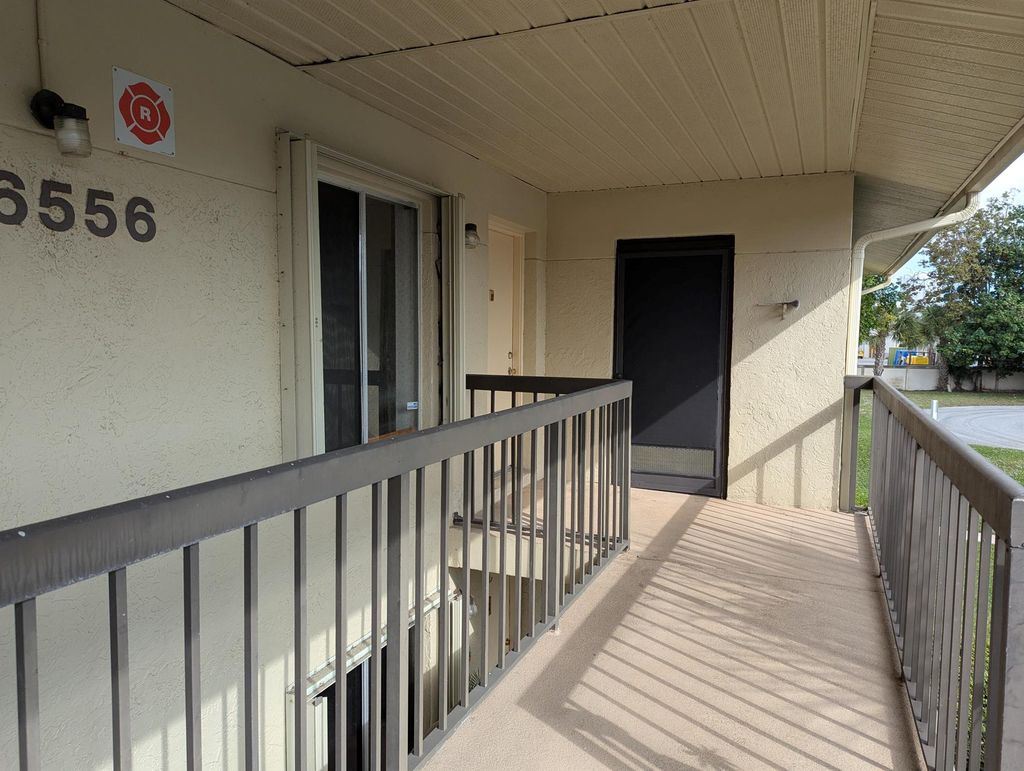 Photo of 6556 N Chasewood Drive #F, Jupiter, FL 33458 (MLS # R11059576)