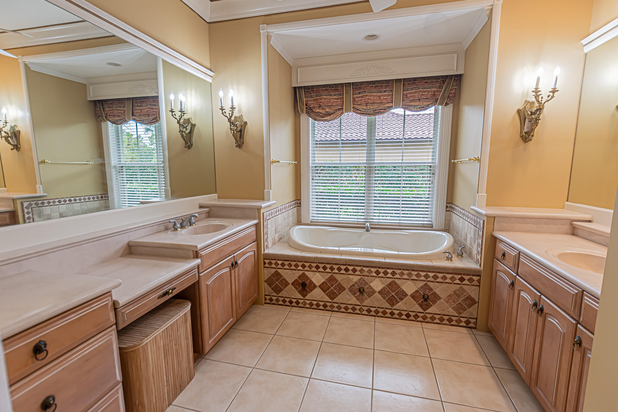 COUNTRY CLUB ESTATES - Residential