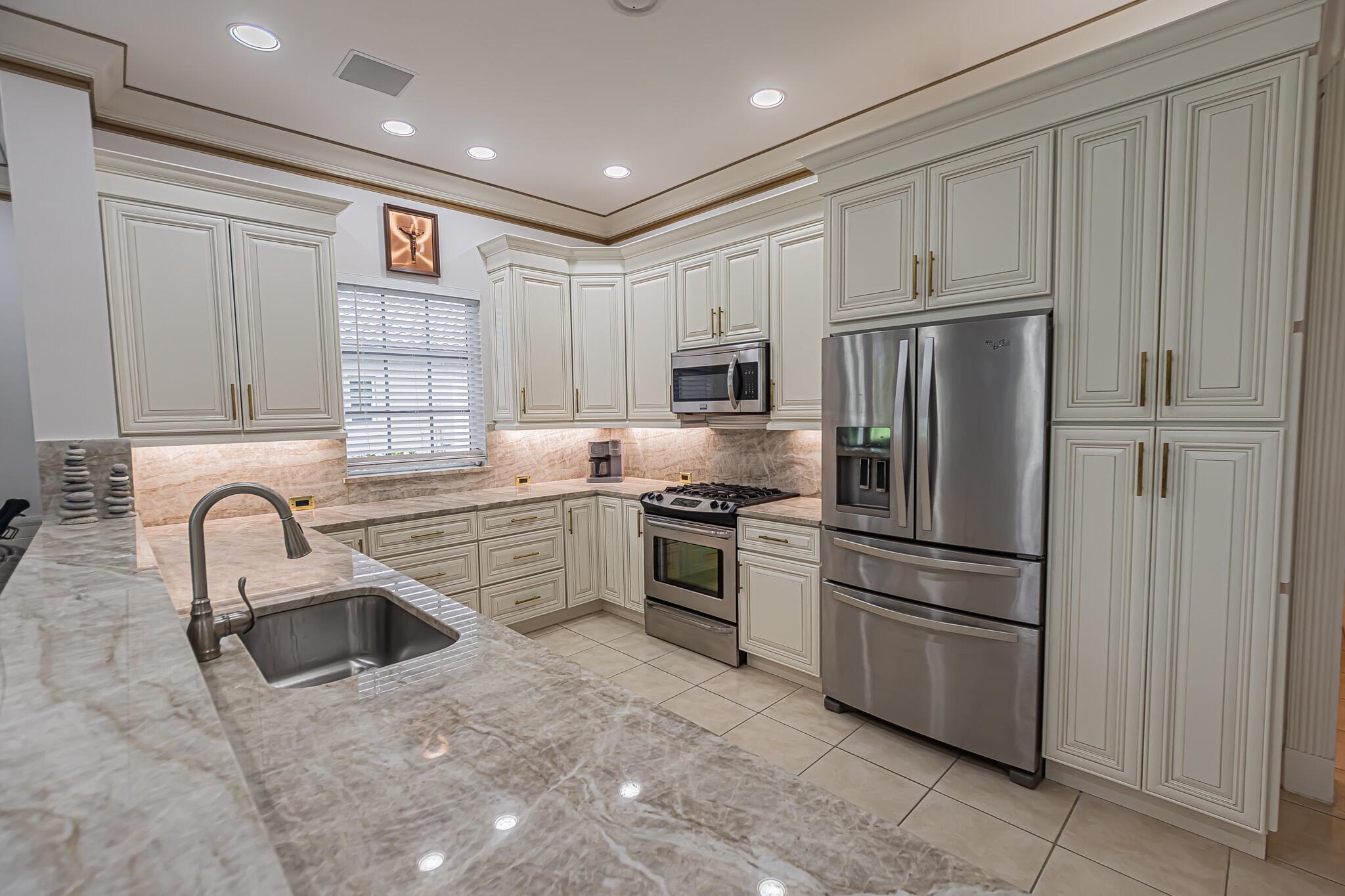 COUNTRY CLUB ESTATES - Residential