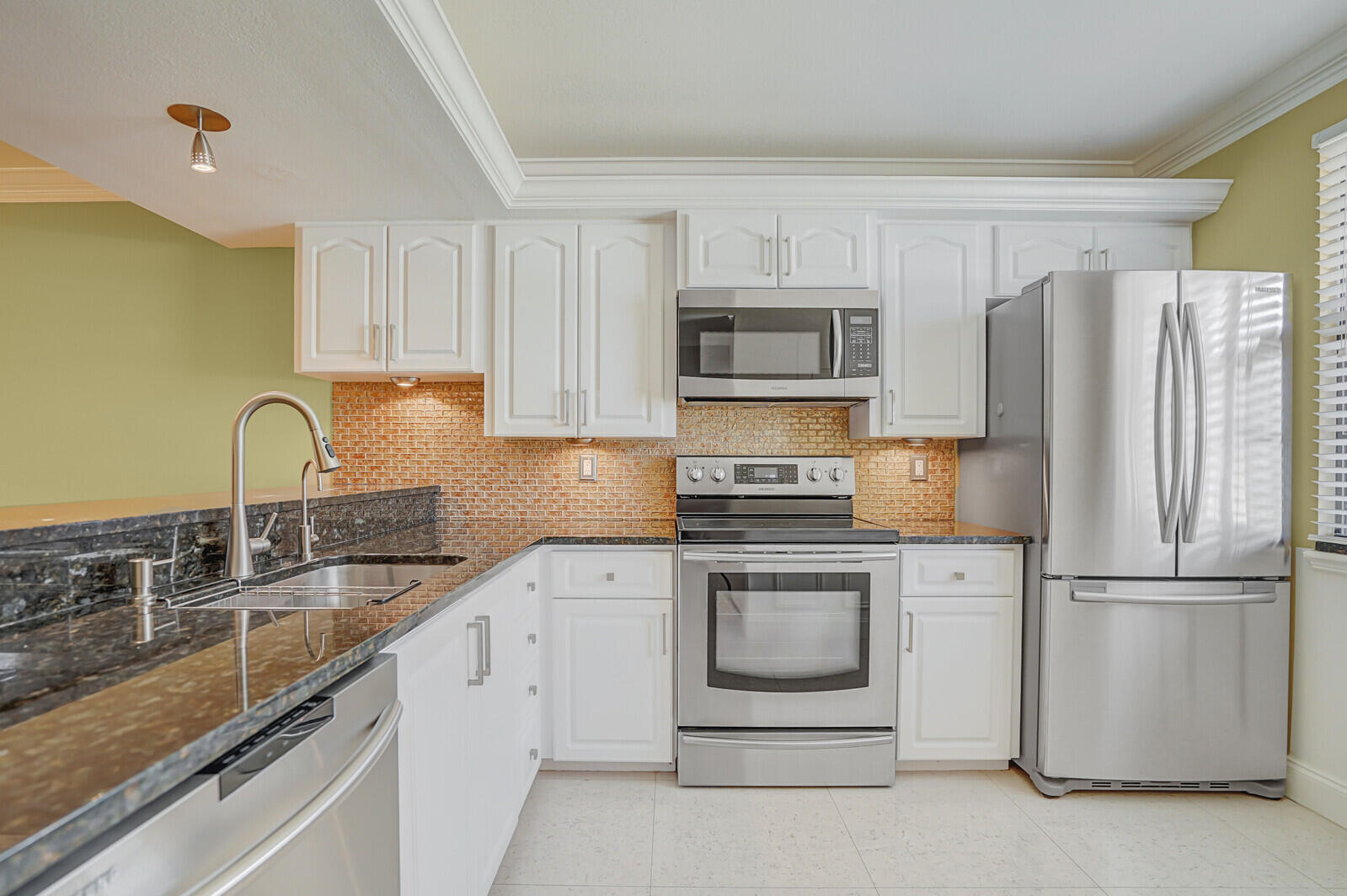 6073 Balboa Circle 105