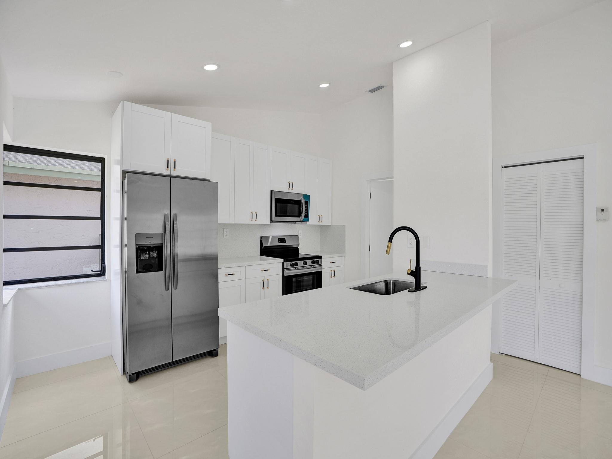 200 SE 7th St