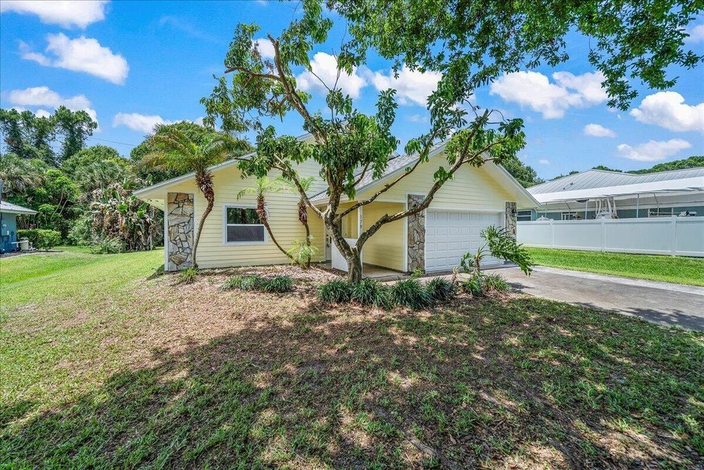 Photo of 179 Filbert Street, Sebastian, FL 32958 (MLS # B26035076)
