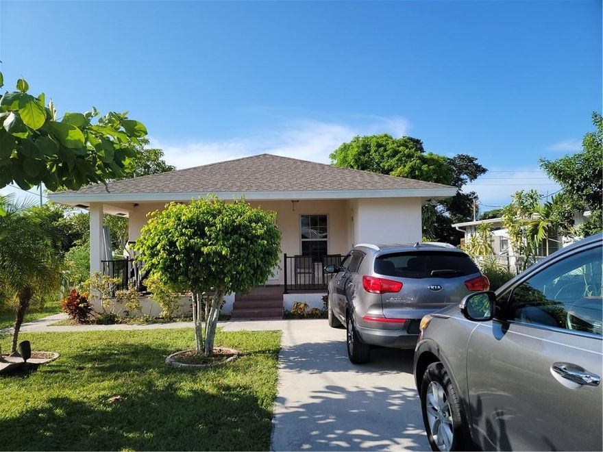 Beautiful 3/2 single family home in Hobe Sound. home is ready for a new owner to move in. Don't miss in this great deal. Great home for first time home buyer with a lot great future.