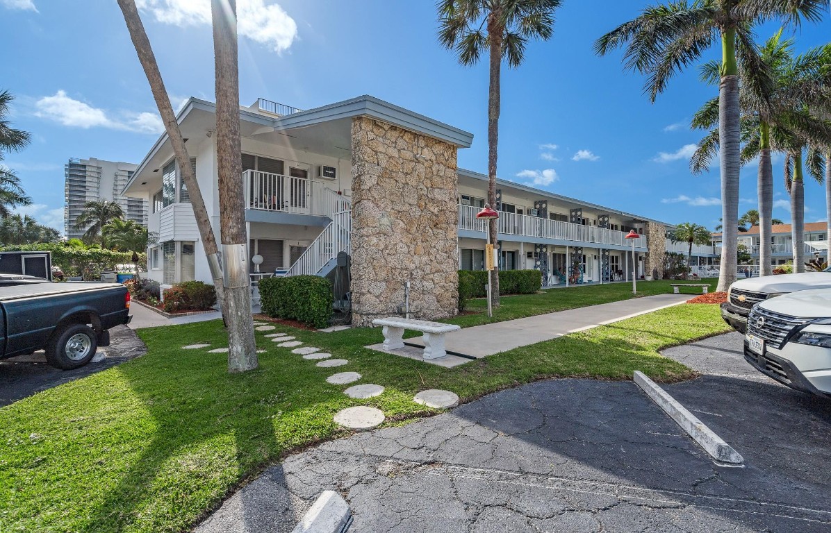 1110 N Riverside Drive 20