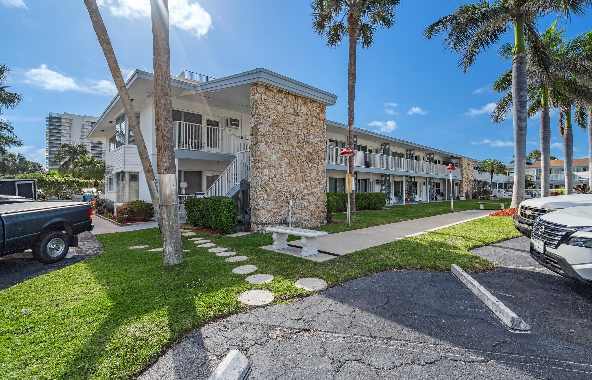 1110 N Riverside Dr 20