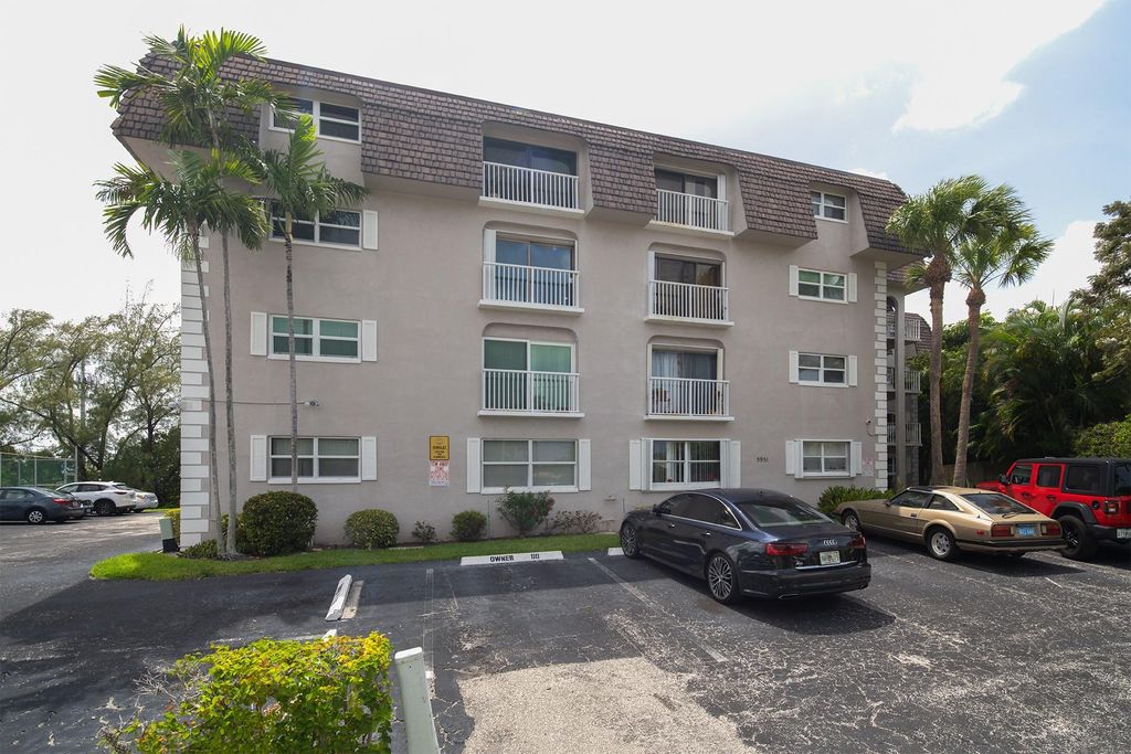 Photo of 5951 NE 14th Ln #308N, Fort Lauderdale, FL 33334 (MLS # F10522650)