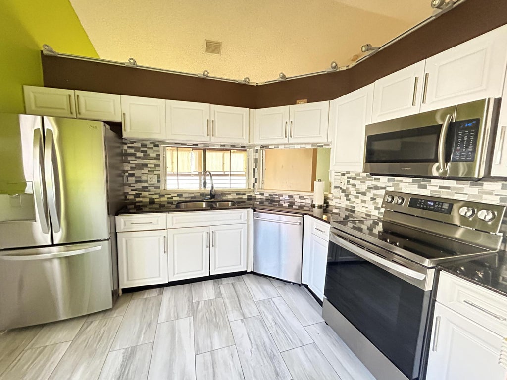 Photo of 6 Via De Casas Sur #203, Boynton Beach, FL 33426 (MLS # R10956389)