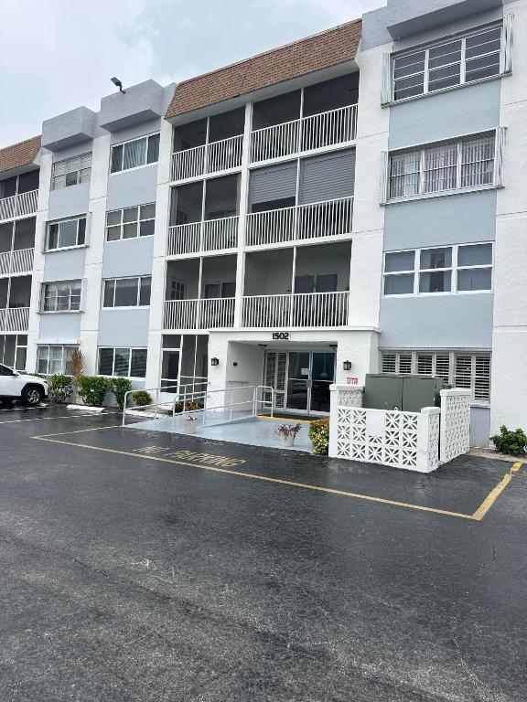 1502 S Lakeside Drive 103