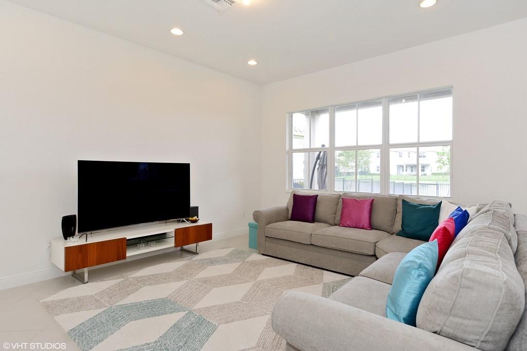 MIRA LAGO - Residential