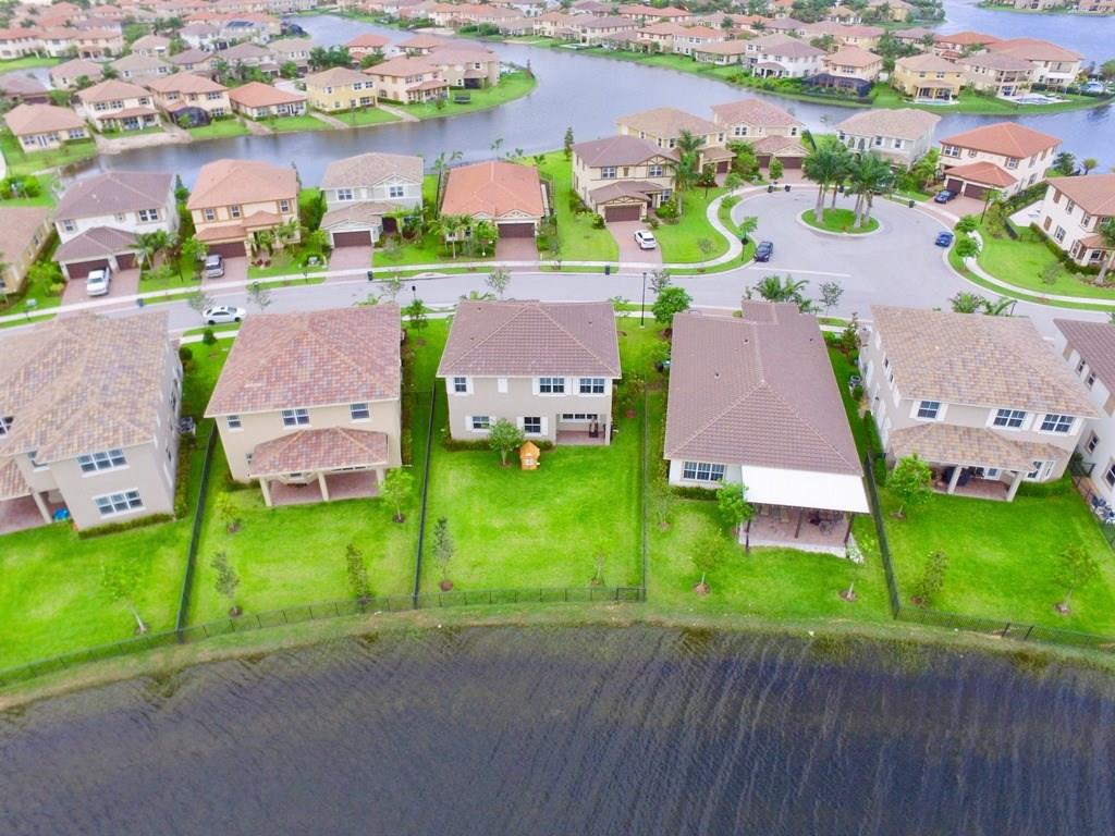 MIRA LAGO - Residential