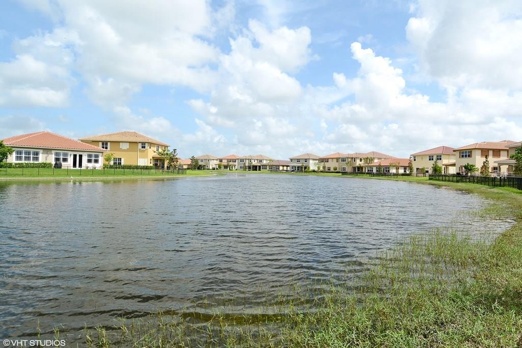 MIRA LAGO - Residential