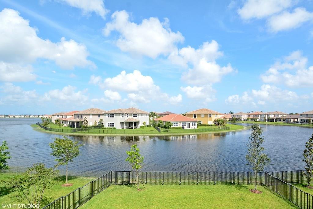 MIRA LAGO - Residential