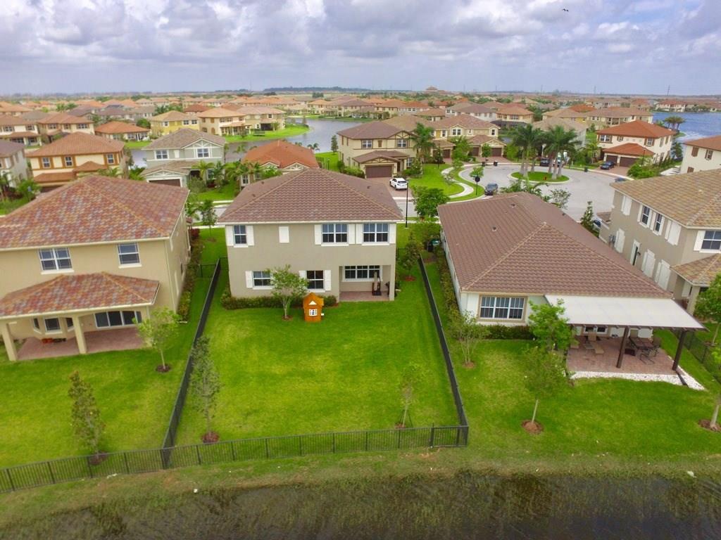 MIRA LAGO - Residential