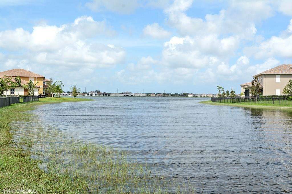 MIRA LAGO - Residential