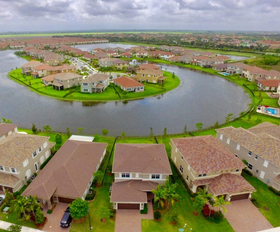 MIRA LAGO - Residential