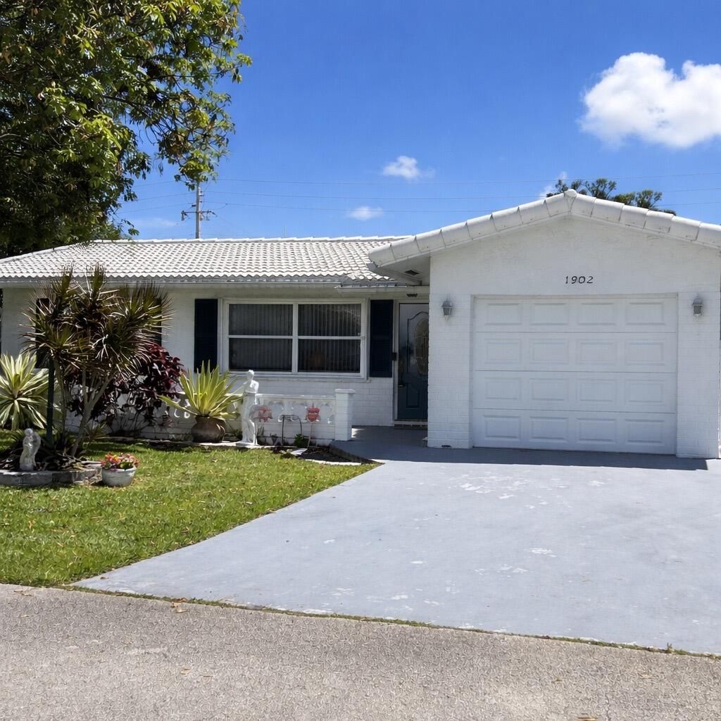 Photo of 1902 SW 22nd Avenue, Boynton Beach, FL 33426 (MLS # B26018499)