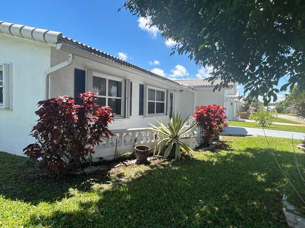 Photo of 1902 SW 22nd Avenue, Boynton Beach, FL 33426 (MLS # B26018499)