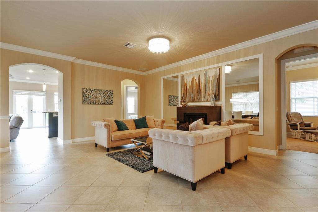 MIRA LAGO - Residential