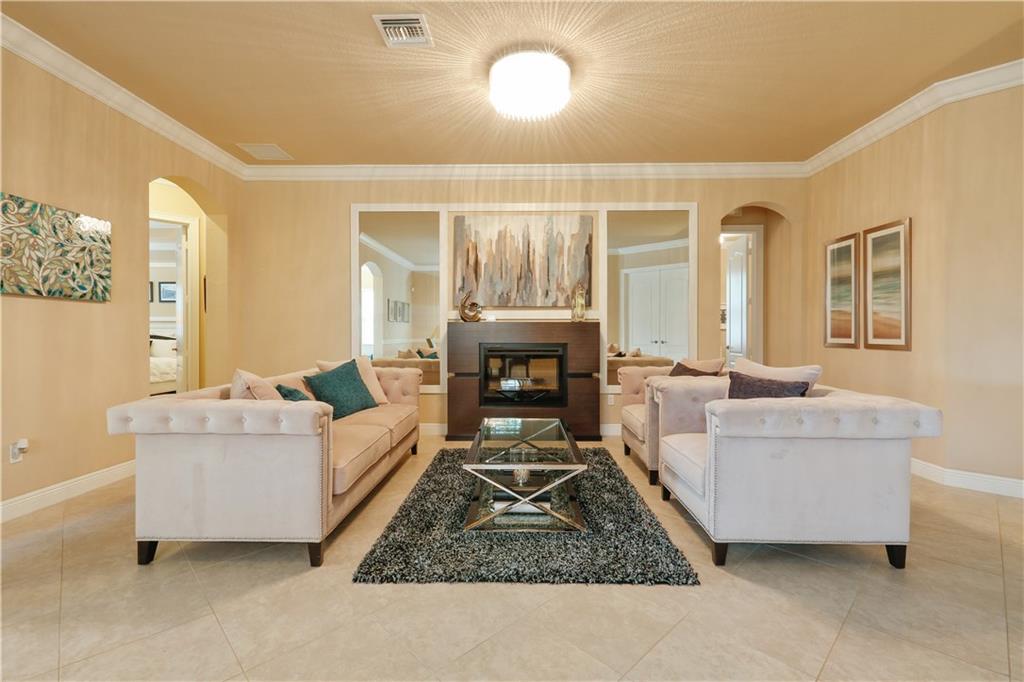 MIRA LAGO - Residential