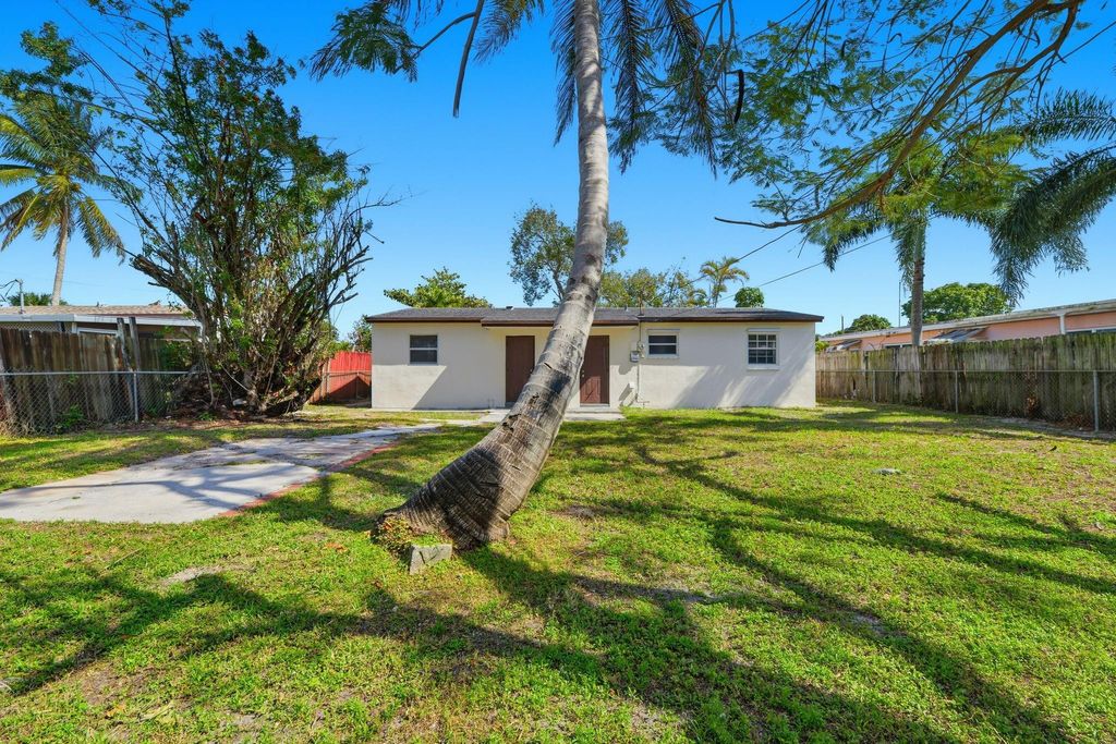 Photo of 1000 N 71st Avenue, Hollywood, FL 33024 (MLS # F10551205)