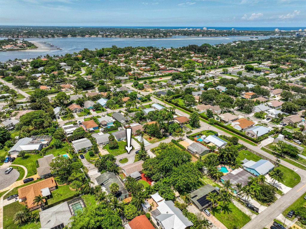 Photo of 1010 Comanche Street, Jupiter, FL 33458 (MLS # R11105059)