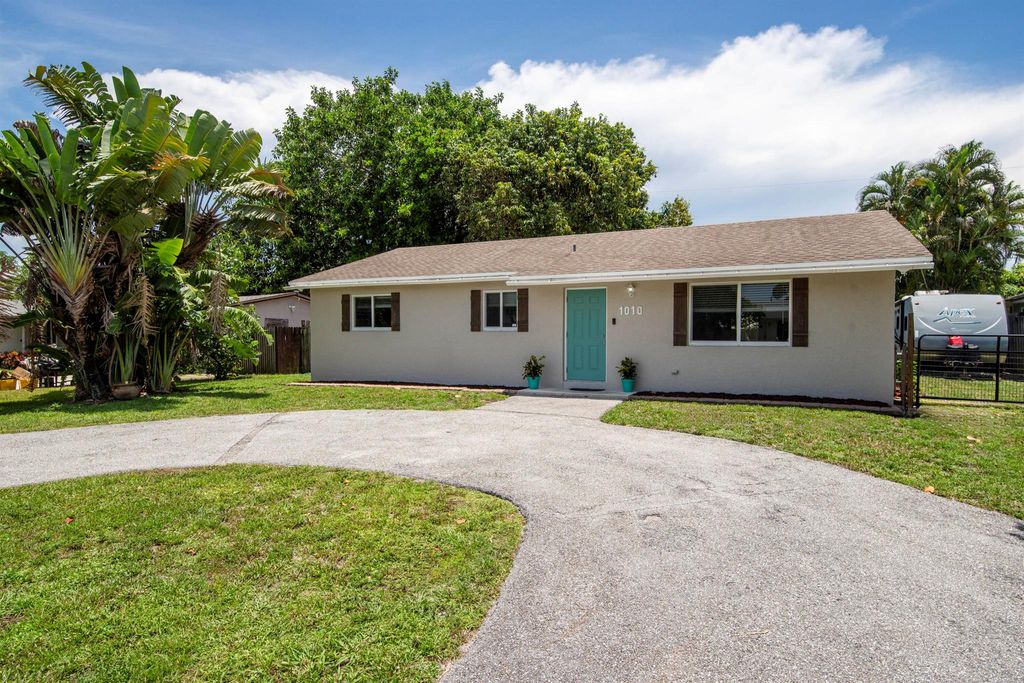 Photo of 1010 Comanche Street, Jupiter, FL 33458 (MLS # R11105059)